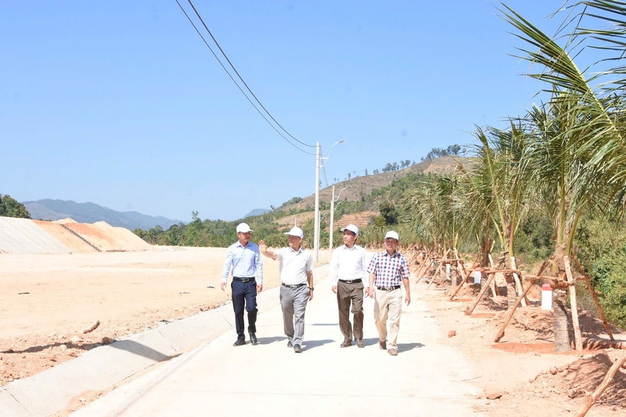 Kon Tum: Cán bộ, giáo viên ủng hộ 120 triệu đồng giúp bà con vùng khó 'an cư, lạc nghiệp'