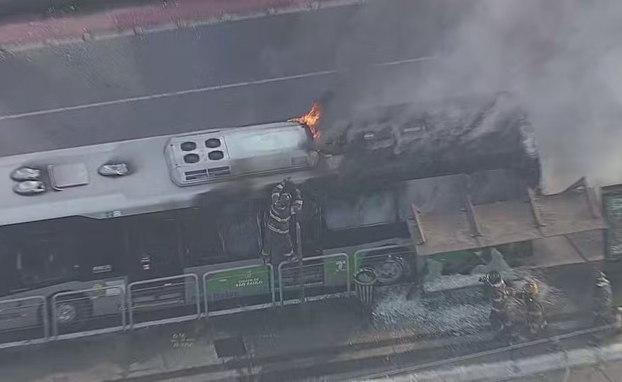 Video máy bay đâm xe buýt trên đại lộ ở Brazil, hai người thiệt mạng