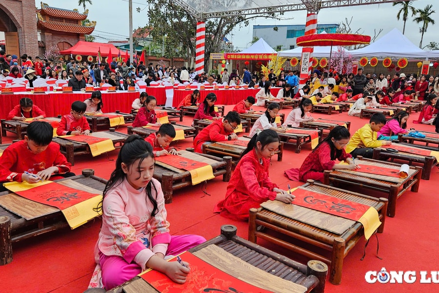 Khai bút đầu năm Ất Tỵ tại Khu tưởng niệm vị Trạng nguyên đầu tiên của thành phố Hải Phòng
