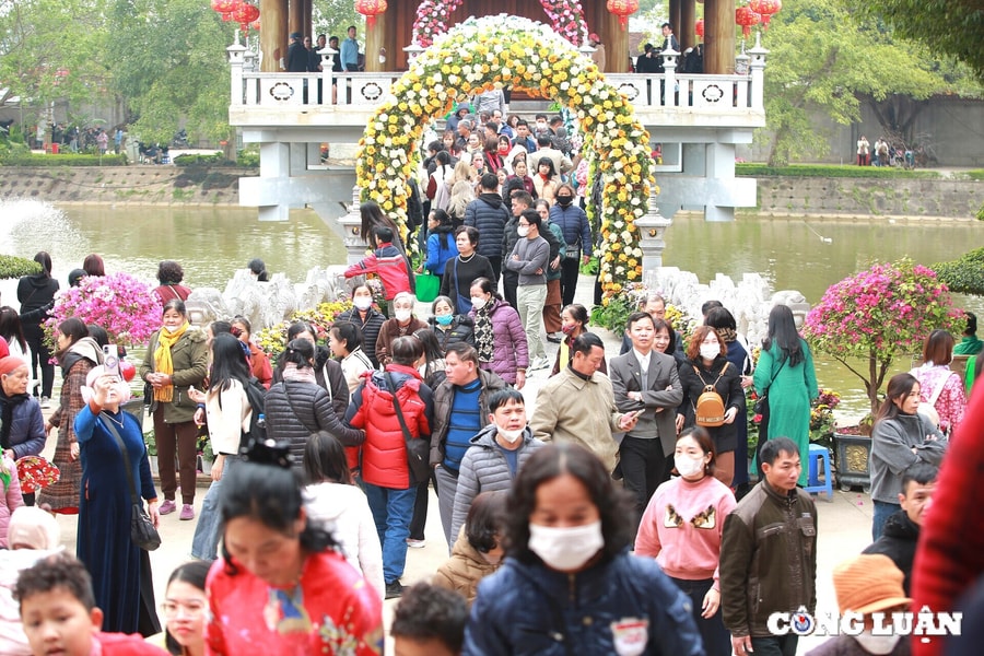 Hà Nội: Hàng nghìn người đổ về chùa Khai Nguyên du xuân đầu năm mới