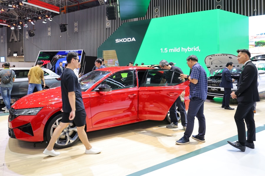 Nhập khẩu ô tô tháng đầu năm lao dốc, sản xuất xe trong nước chững lại