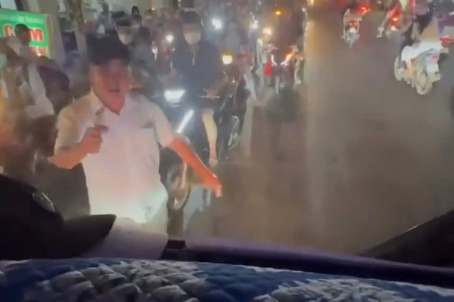 TP HCM: Người đàn ông đi xe đạp chặn, đập đầu xe buýt 