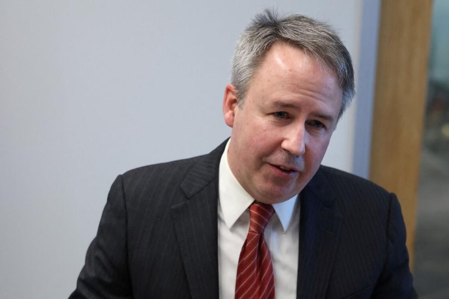 Ông Donald Trump sa thải giám đốc đạo đức chính phủ, ân xá cựu thống đốc chịu án tham nhũng