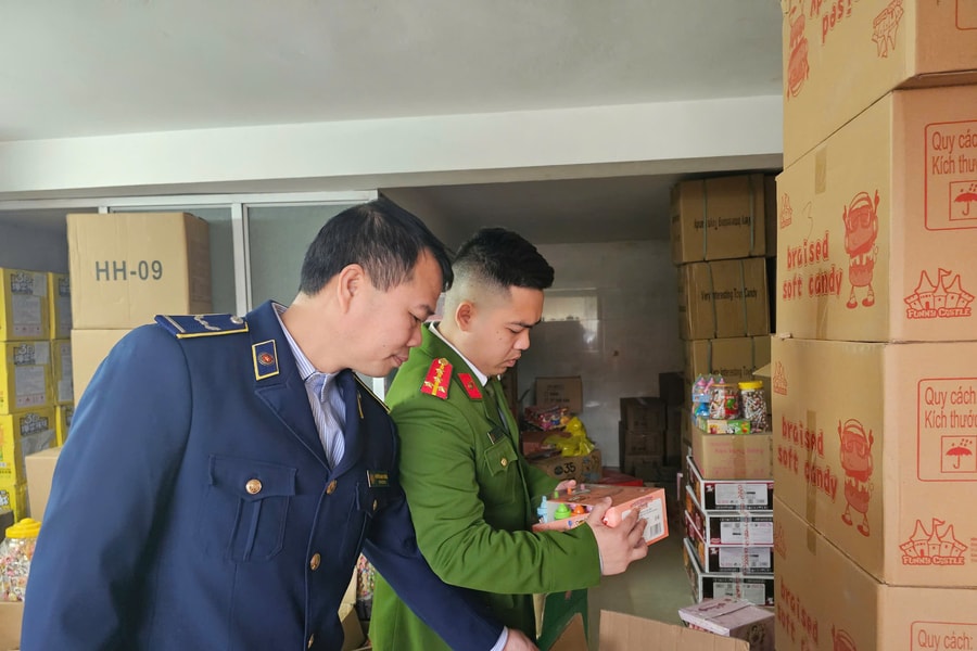 Phát hiện hàng trăm hộp kẹo 'siêu nhân' nhập lậu tại 'thủ phủ' bánh kẹo La Phù