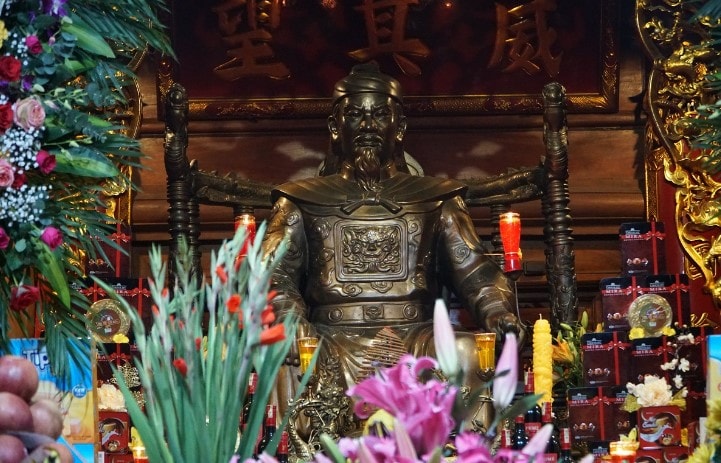 Người dân, du khách nô nức về đền Trần dịp Khai ấn