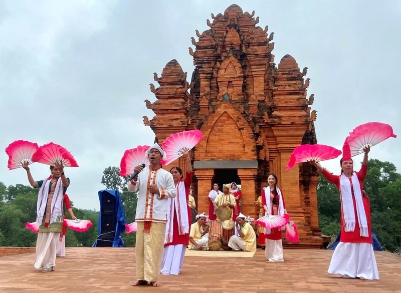 Đồng bào các dân tộc vui hội Xuân tại Làng Văn hóa