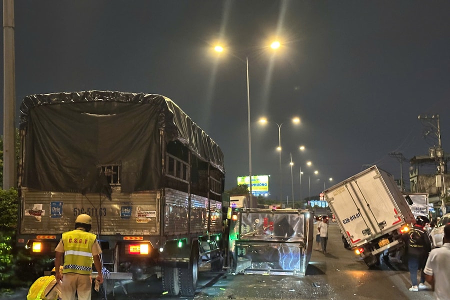 TP HCM: Tai nạn liên hoàn, xe tải nằm ngổn ngang trên đường