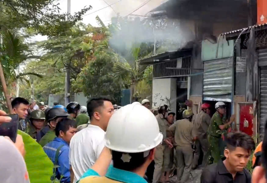 Cháy nhà cấp 4 ở TP HCM, lực lượng chức năng phá 2 lớp cửa dập lửa