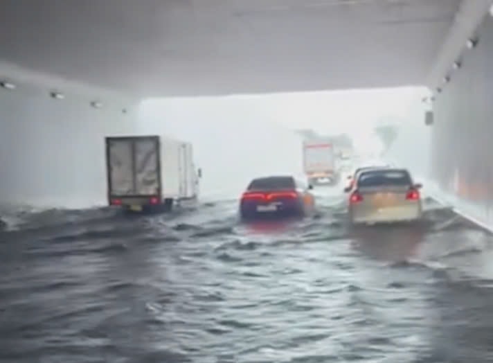 Hầm chui phía Nam TP HCM lênh láng nước sau cơn mưa lớn