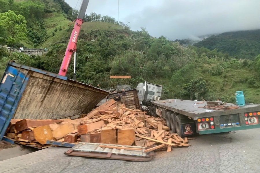 QL15D lên cửa khẩu La Lay thông tuyến sau nhiều giờ xe chở gỗ lật chắn ngang