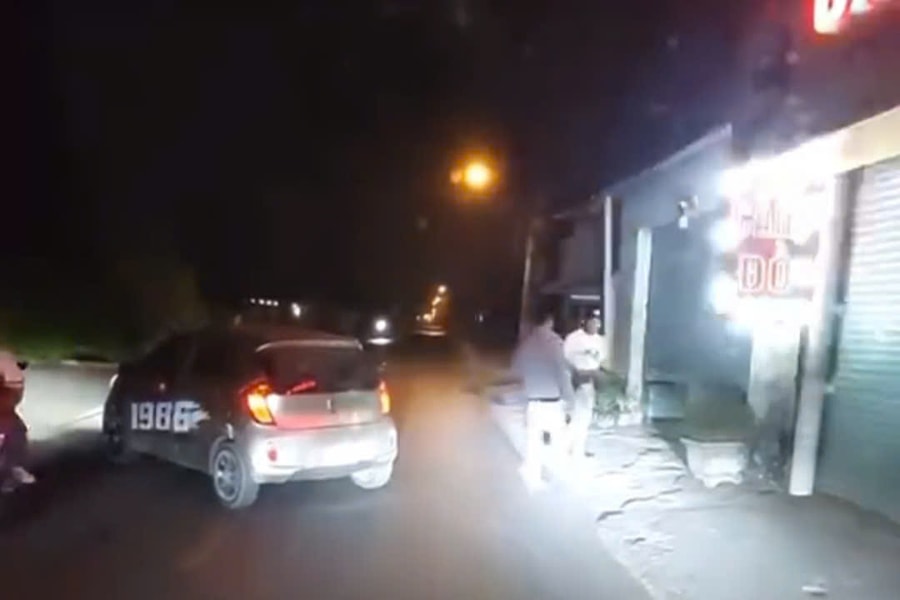 Nhóm người dừng xe giữa đường rồi ném đá ô tô ở TP HCM