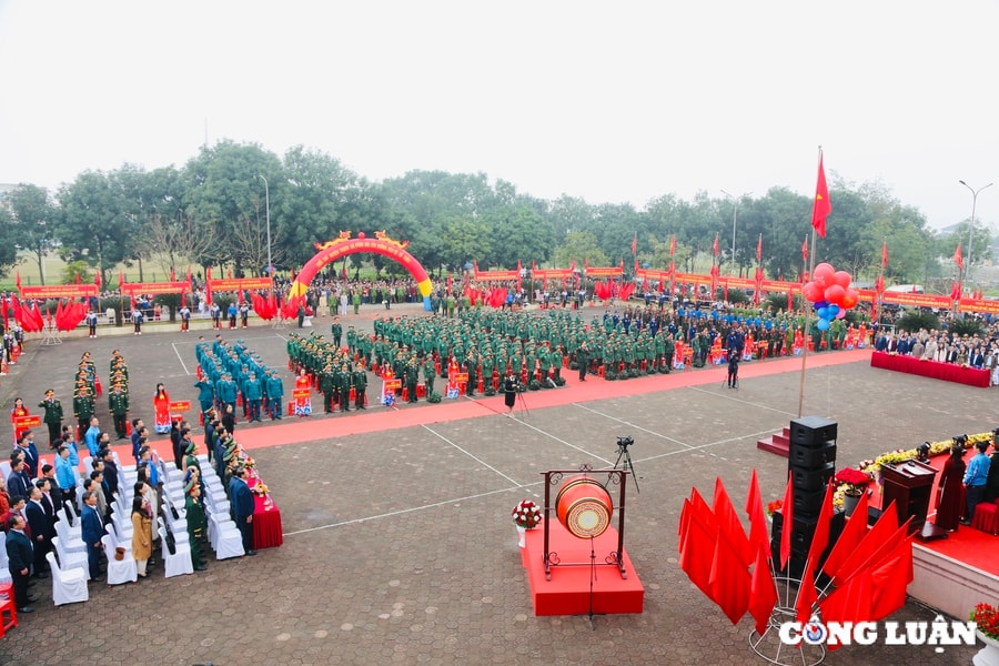 1.568 tân binh tại Hà Tĩnh hào hứng lên đường bảo vệ Tổ quốc