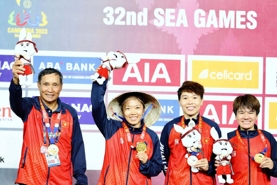 Huấn luyện viên Mai Đức Chung nhận danh hiệu Anh hùng Lao động