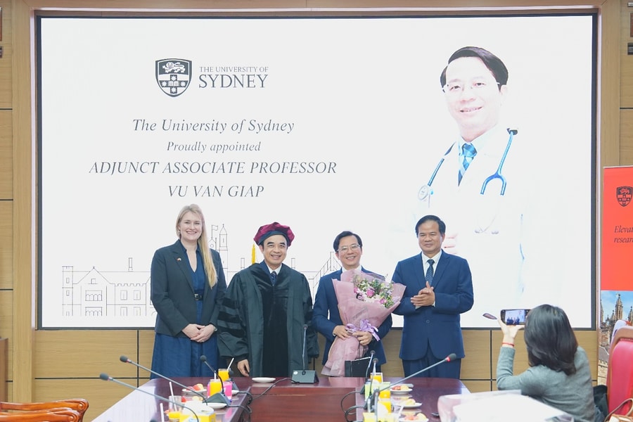 Phó Giám đốc Bệnh viện Bạch Mai được phong Phó Giáo sư thỉnh giảng Đại học Sydney
