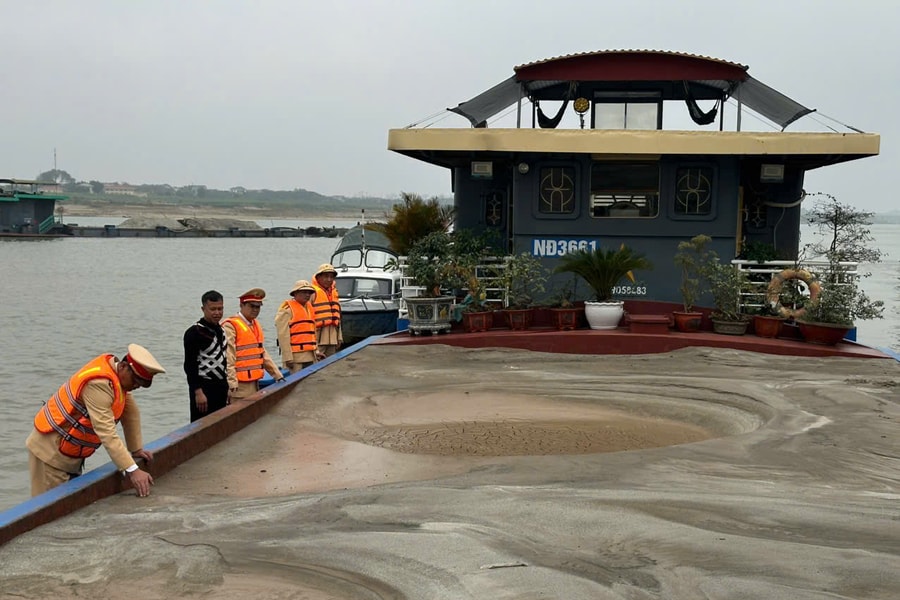 Khai thác cát trái phép trên sông Hồng, 3 tàu bị bắt giữ