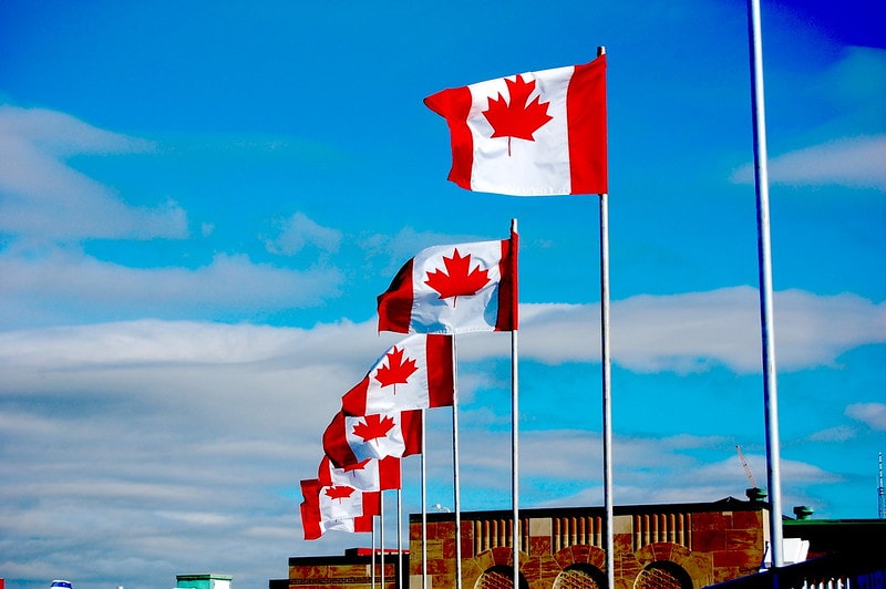 Doanh số bán cờ Canada tăng mạnh sau các đe dọa từ ông Trump