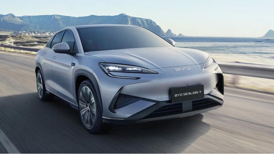 Không chỉ xe điện, nhiều xe hybrid và xăng mới cũng bị đội giá