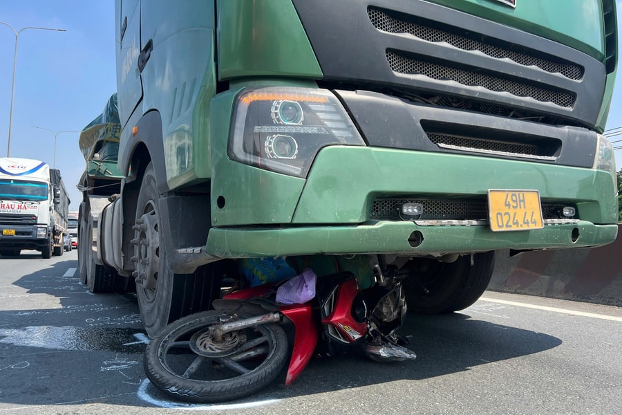 TP HCM: Xe máy lọt vào gầm xe đầu kéo, người đàn ông tử vong tại chỗ