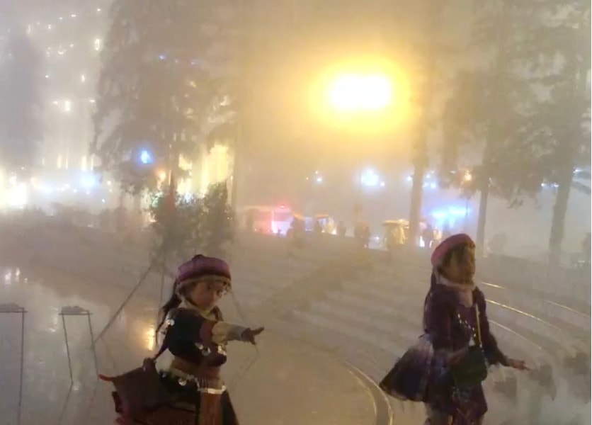 Trẻ em mặc trang phục dân tộc nhảy nhót để xin tiền, lãnh đạo thị xã Sa Pa nói gì?