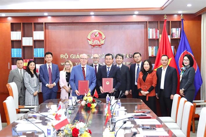 Bộ Giáo dục và Đào tạo đề nghị phía Canada hỗ trợ học bổng cho sinh viên Việt Nam 