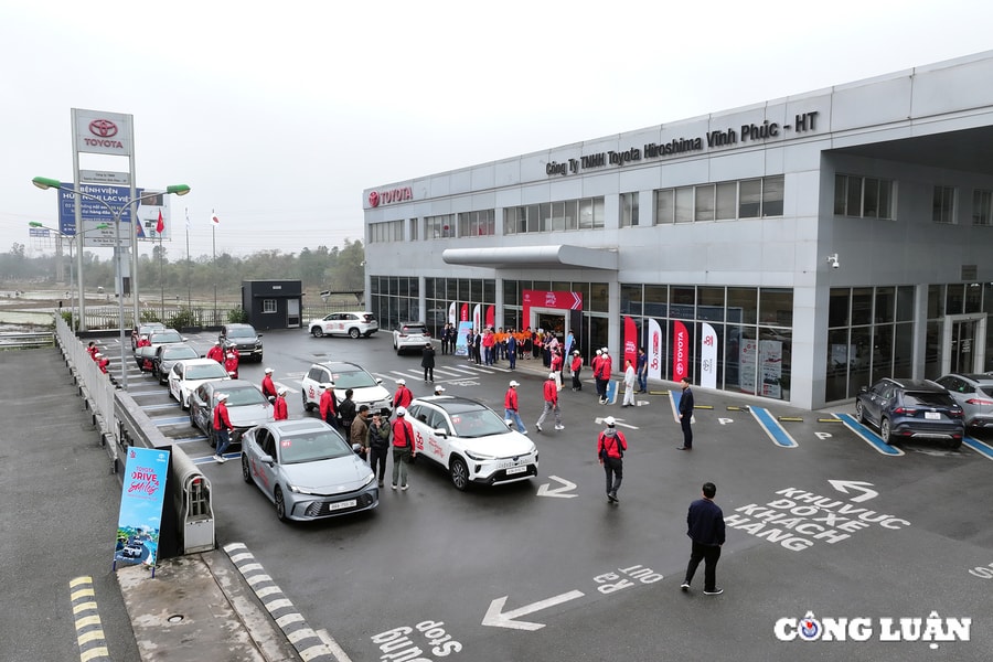 10 chiếc xe Toyota hybrid chinh phục 5 điểm cực tại Việt Nam