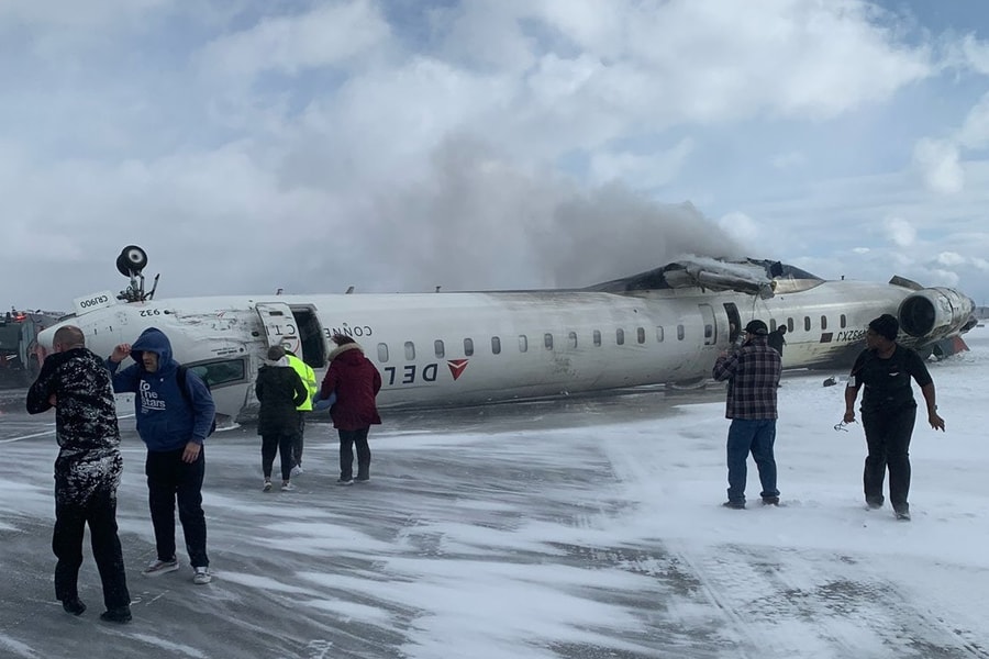 Máy bay lật ngửa khi hạ cánh tại sân bay Toronto, 15 người bị thương