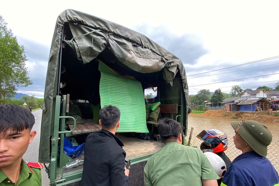 Quảng Ngãi: Chuyển dạ dọc đường, sản phụ được các chiến sĩ công an hỗ trợ "vượt cạn" thành công