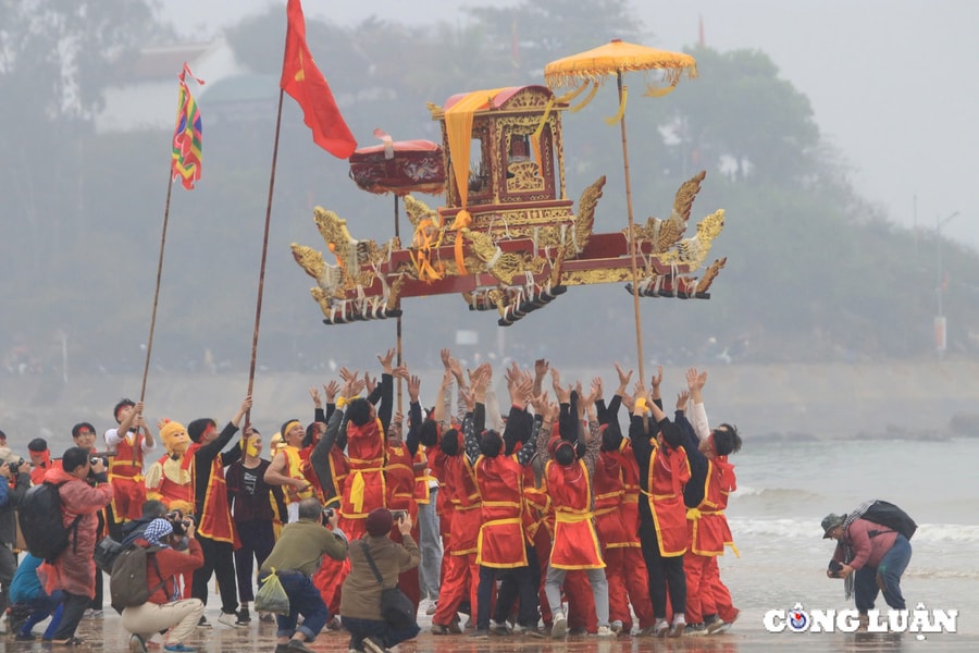 Lễ hội Đền Cờn: Độc đáo tục chạy ói, tung 'kiệu bay' ở xứ Nghệ