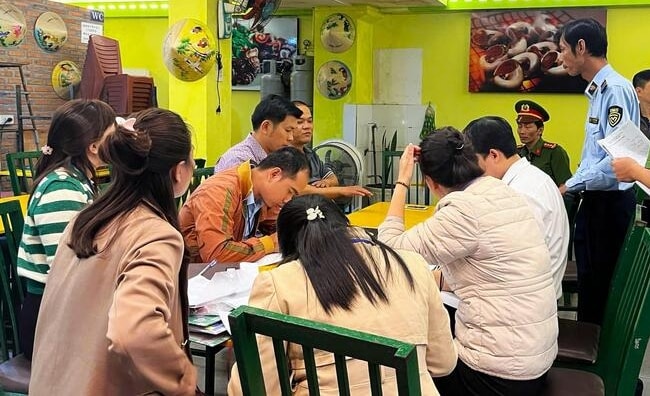 Phạt chủ nhà hàng 'chặt chém' khách du lịch ở Nha Trang gần 100 triệu đồng
