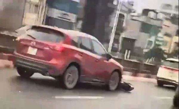 Công an vào cuộc điều tra vụ ô tô kéo lê xe máy trên cầu Vĩnh Tuy