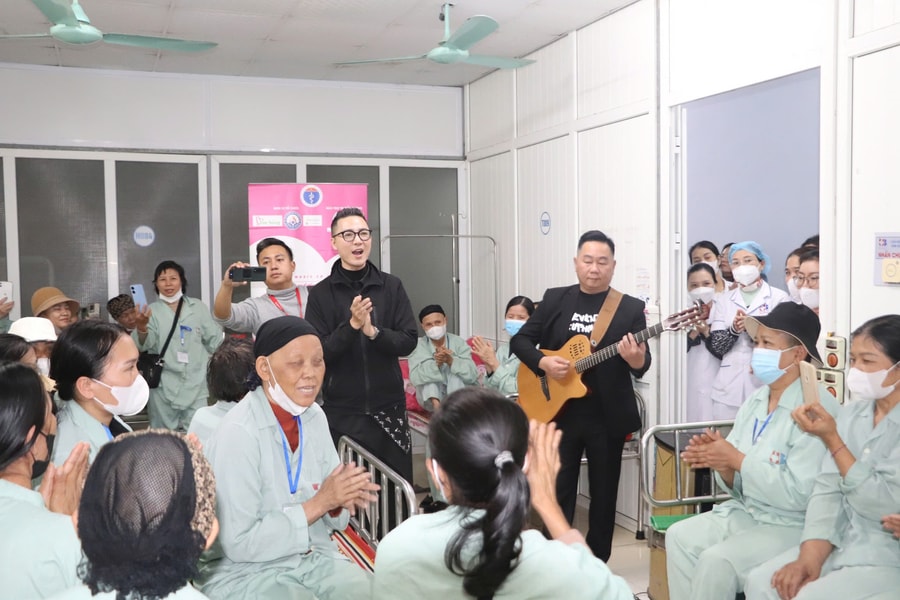 'Mang âm nhạc đến bệnh viện' xoa dịu bớt nỗi đau cho các bệnh nhân ung thư