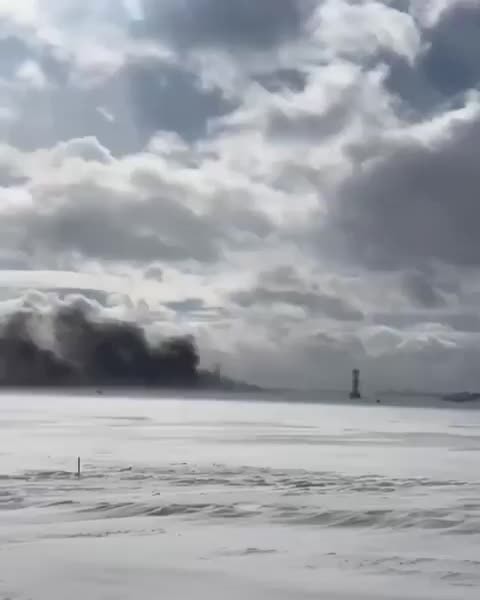 Video khoảnh khắc máy bay bốc cháy và lật ngửa ở Canada