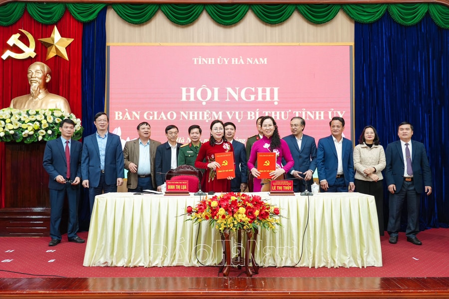 Phó Bí thư Thường trực Tỉnh ủy Hà Nam Đinh Thị Lụa điều hành Tỉnh ủy Hà Nam