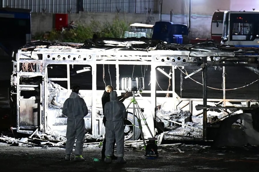 Ba xe buýt phát nổ ở Tel Aviv sau khi Hamas trả thi thể con tin, Israel nói sẽ truy quét 'khủng bố'