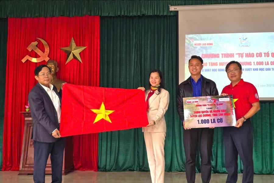 Báo Người Lao Động trao 1.000 là cờ từ Chương trình "Tự hào cờ Tổ quốc" đến huyện Lạc Dương 