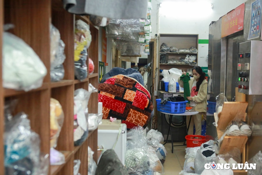 Các tiệm giặt là "đắt khách" trong thời tiết nồm ẩm ở Hà Nội
