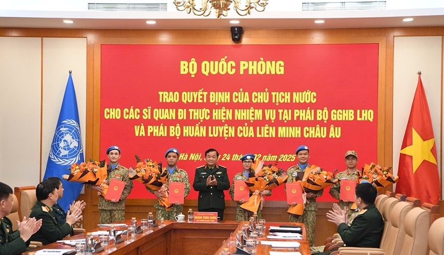 Trao quyết định của Chủ tịch nước cho các sĩ quan lên đường gìn giữ hòa bình