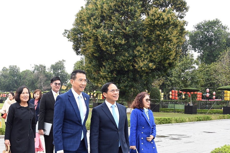 Phó Thủ tướng Bùi Thanh Sơn cùng Bộ trưởng Ngoại giao Thái Lan thăm Hoàng Thành, thưởng thức cà phê Việt