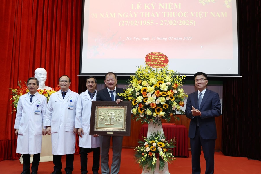 Chú trọng chế độ, chính sách đãi ngộ đối với cán bộ y tế tương xứng với sứ mệnh 'người chiến sĩ áo trắng'