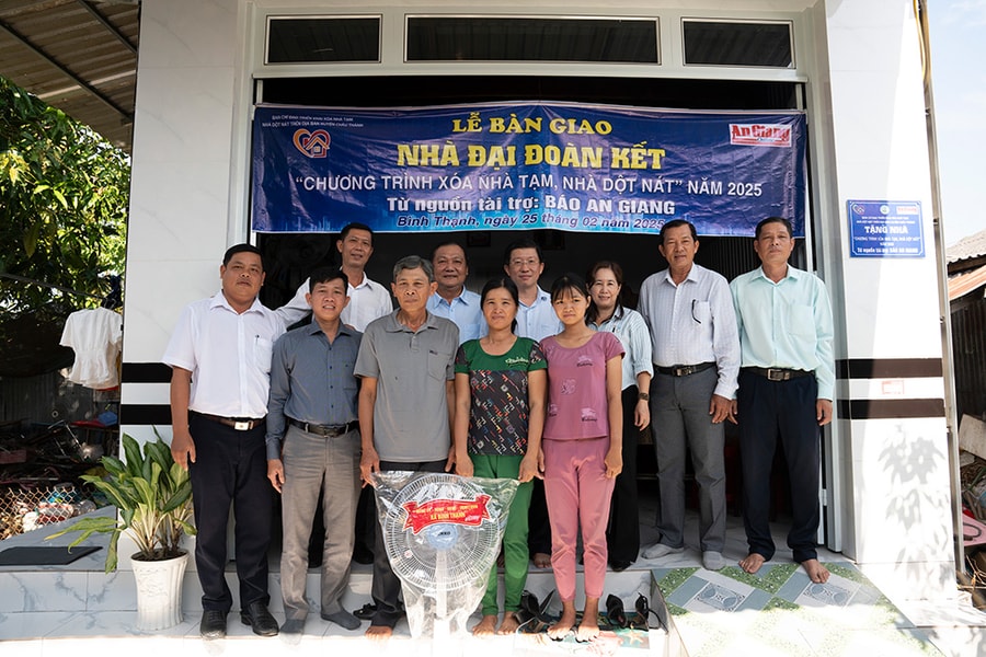 Báo An Giang bàn giao nhà Đại đoàn kết trên địa bàn huyện Châu Thành