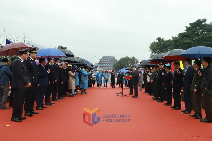 Thông quan xuất nhập cảnh cho du khách và cư dân biên giới qua cặp cửa khẩu Hoành Mô - Động Trung