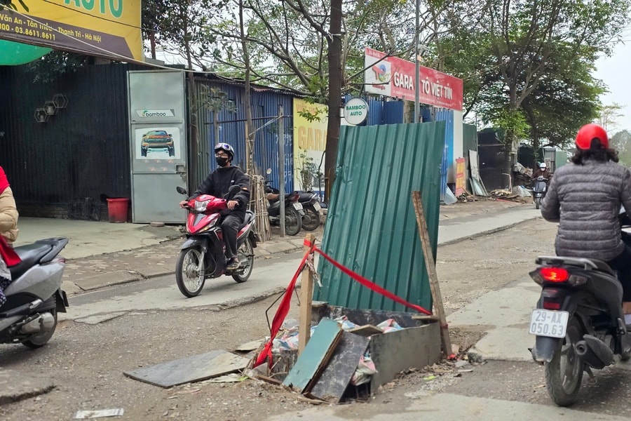 Hà Nội: Đường bị đào xới ngổn ngang, gây mất an toàn giao thông