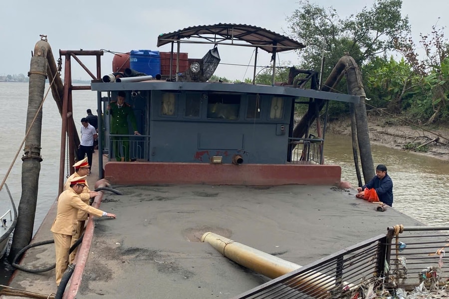 Thái Bình: Bắt quả tang tàu 'ma' hút cát trộm trên sông Trà Lý