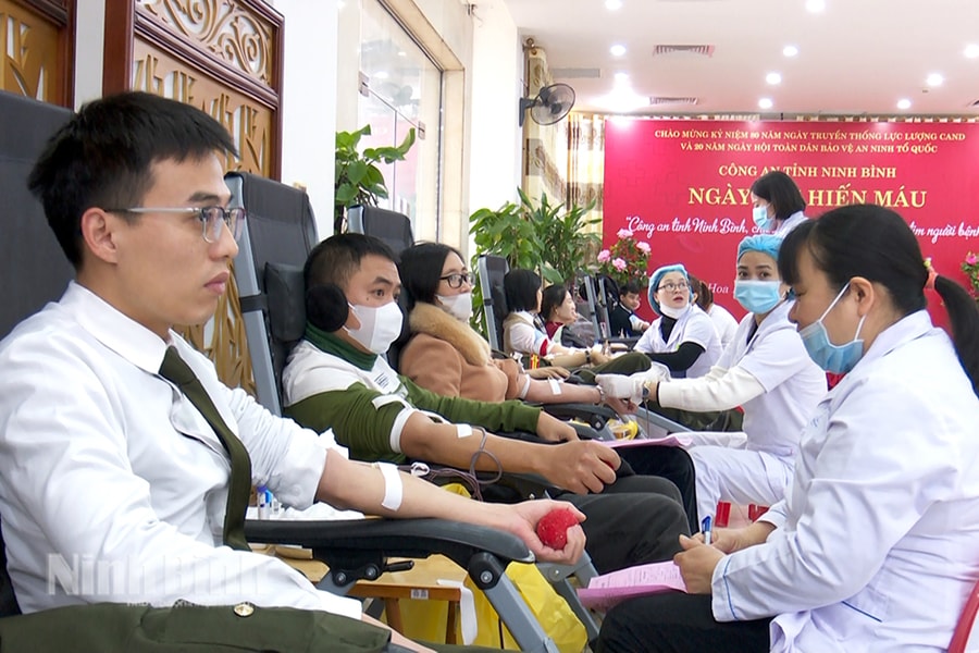 Ninh Bình: Tiếp nhận gần 700 đơn vị máu tại chương trình hiến máu tình nguyện