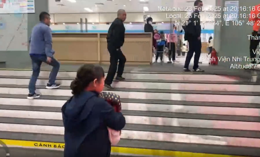 Cảnh sát giao thông kịp thời đưa bé trai sốt cao trên cao tốc đến bệnh viện