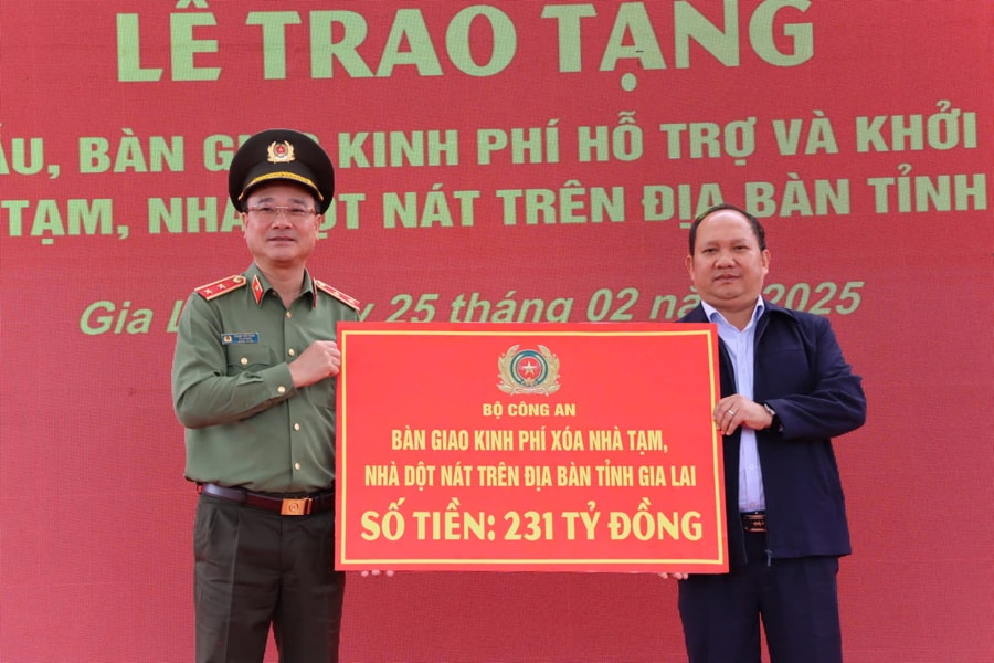 Thứ Trưởng Bộ Công an trao 231 tỷ đồng cho tỉnh Gia Lai xóa nhà tạm, dột nát