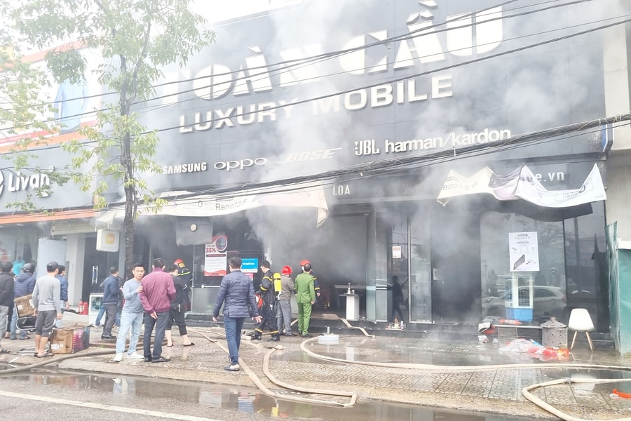 Cháy lớn tại cửa hàng Toàn Cầu Luxury Mobile ở Quảng Bình, thiệt hại hàng tỷ đồng