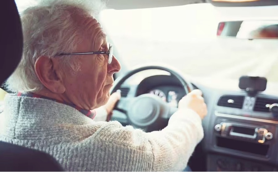 Khi nào một người lớn tuổi nên 'nghỉ hưu lái xe'?