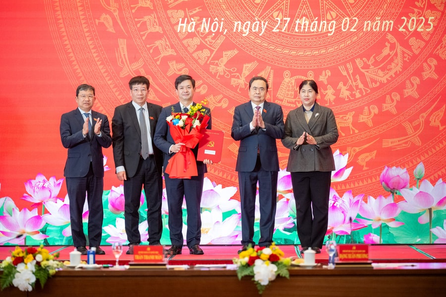 Trao quyết định thành lập 11 đảng bộ thuộc Đảng ủy Quốc hội