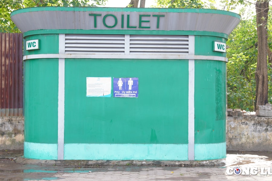 Nhiều nhà vệ sinh công cộng tại Hà Nội xuống cấp, chỉ đáp ứng một phần nhu cầu